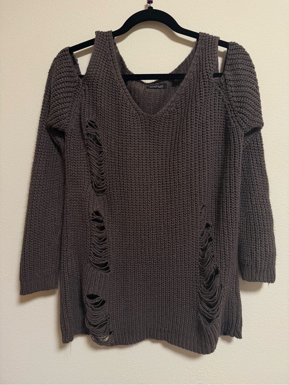 Boohoo Distressed Cold-Shoulder V-Neck Chunky Knit Sweater - Brown